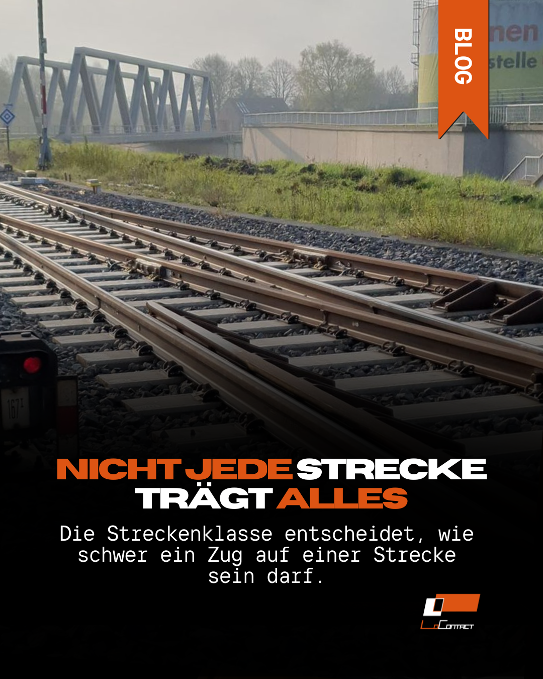 Auf dem Bild sieht man eine Bahnstrecke. Im Vordergrund sind die Schienen, diese führen erst über eine gerade Strecke, dann über eine Brücke. Symbolisch für: Streckenklassen im Güterverkehr: Welche Züge dürfen fahren?