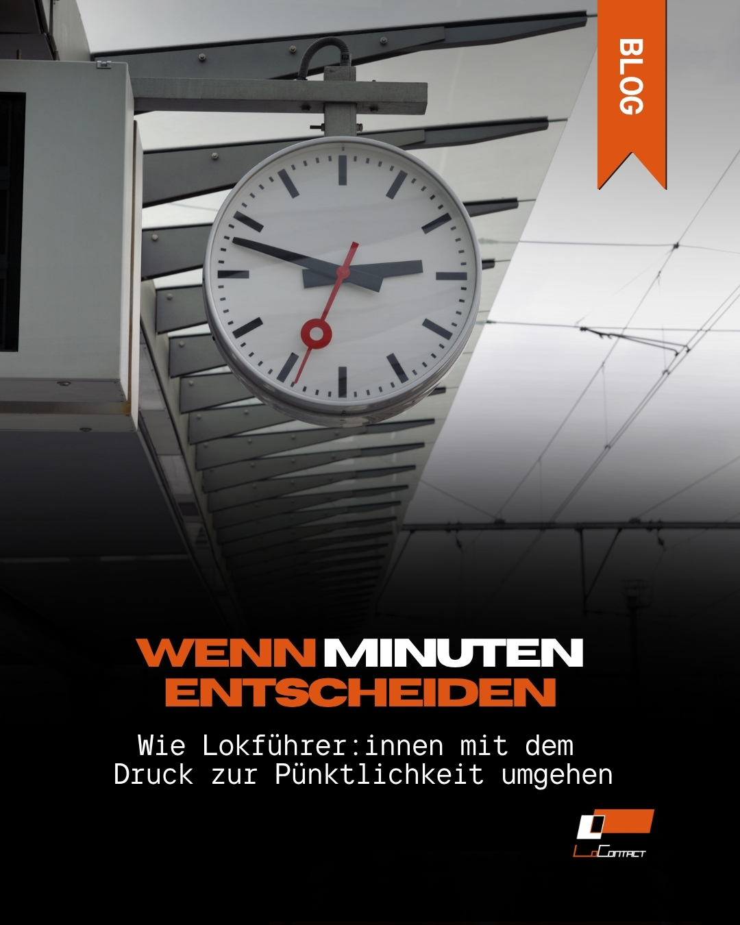 Auf dem Bild sieht man eine weiße Uhr mit grauen und rotem Zeiger. Siehängt an der Decke eines Bahnhofs. Symbolisch für: Pünktlichkeit unter Druck: Verspätung sicher meistern